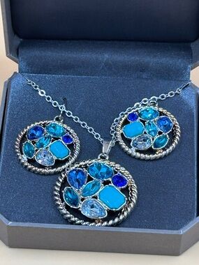 R17 Dillard’s Boxed Necklace & Earrings Set Blue Aqua Crystal Medallion